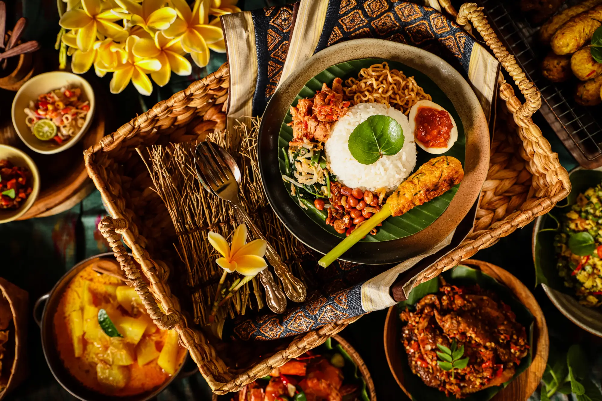 Nasi campur, tradicionalna balijska jed z rižem in različnimi prilogami na enem krožniku.