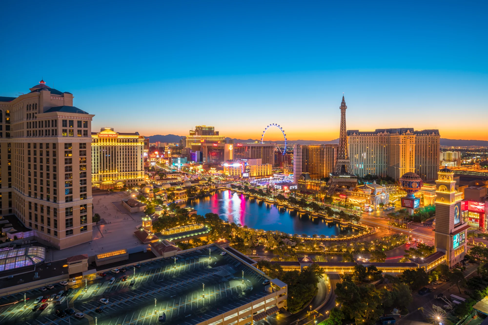 Pogled na Las Vegas strip ob sončnem zahodu