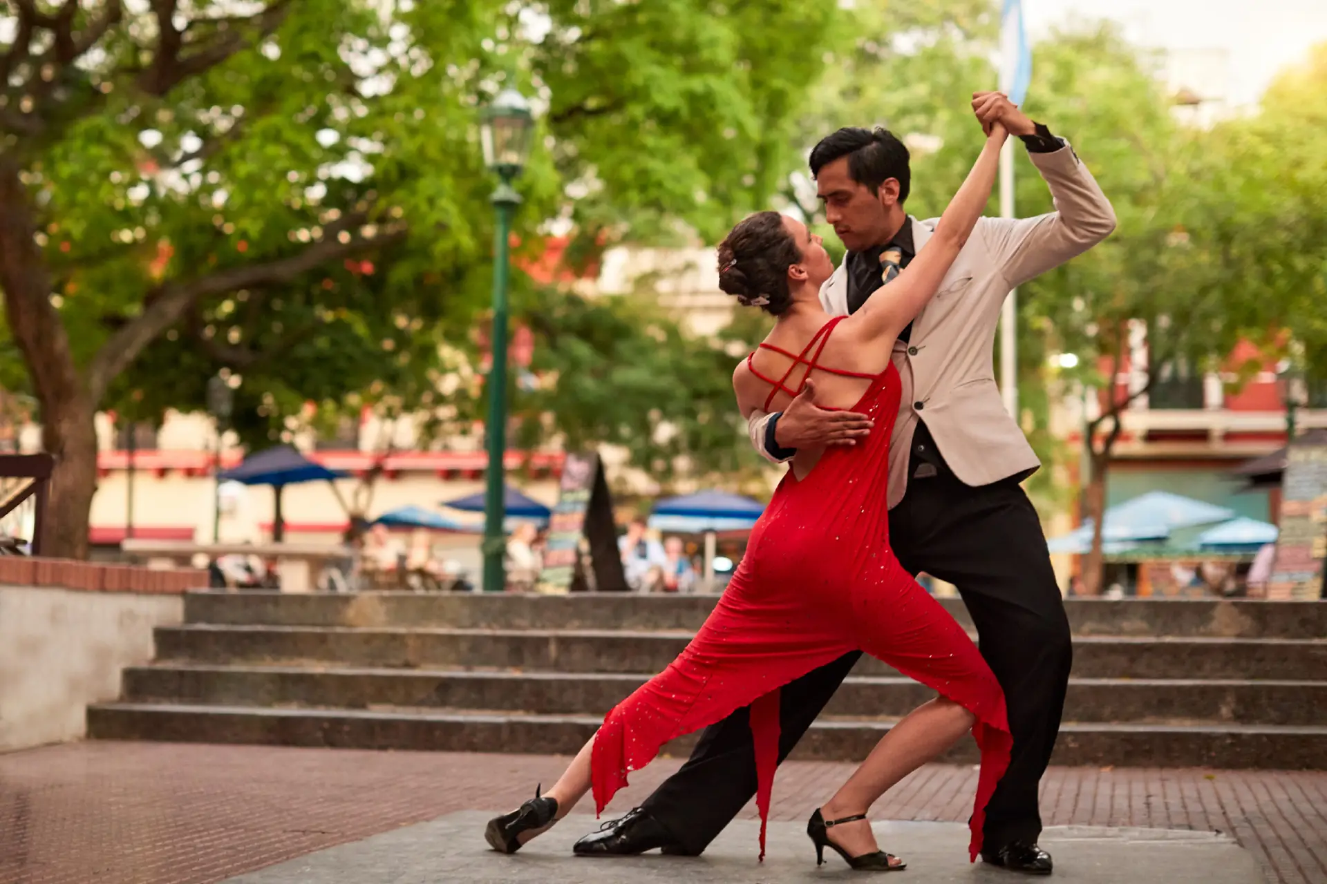 Par pleše tango na ulicah Buenos Airesa v Argentini
