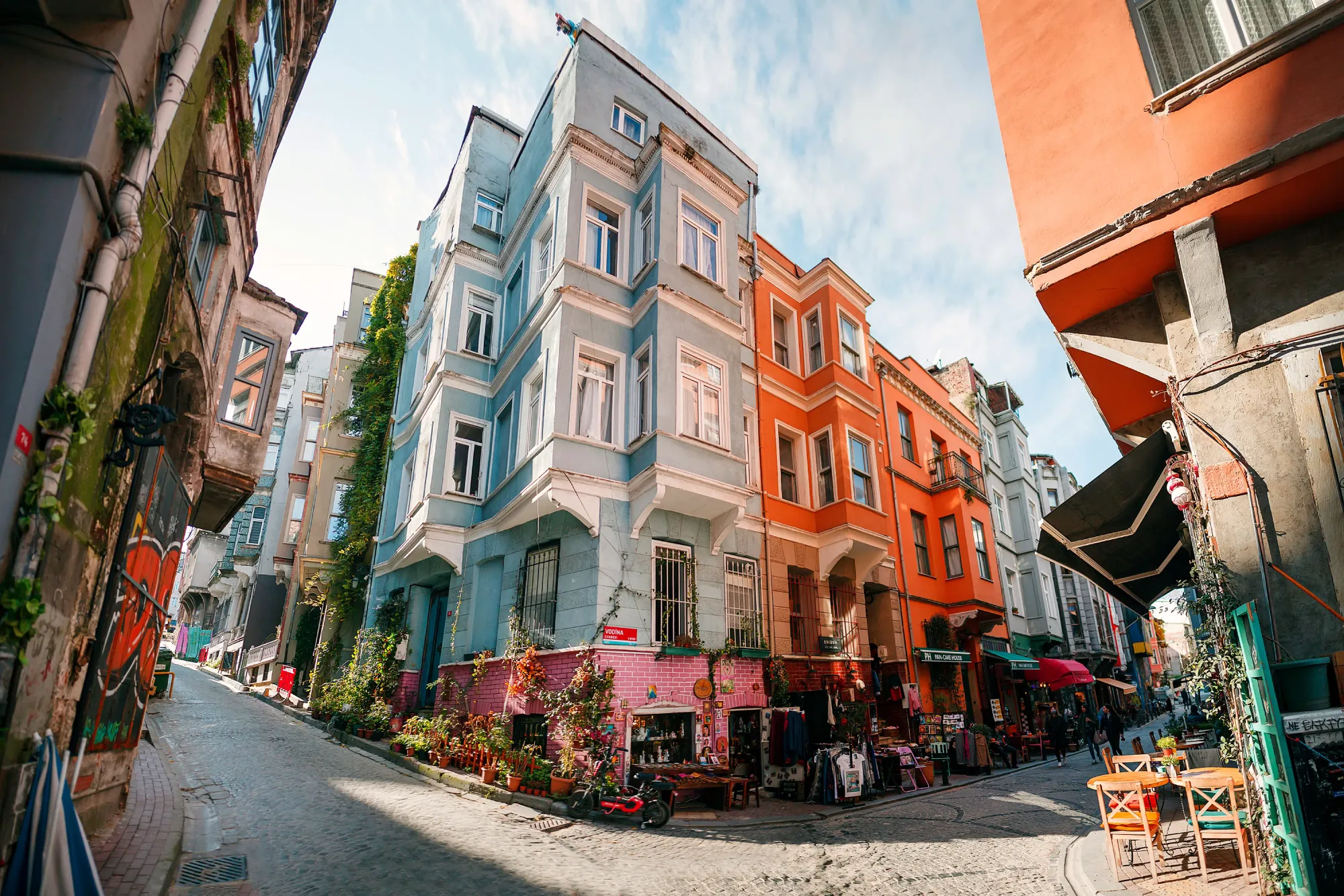 Tradicionalna barvita ulica v četrti Balat v Istanbulu