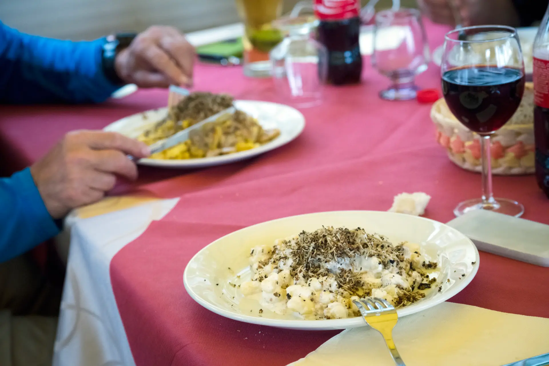 Tradicionalna umbrijska jed s tartufi in vinom v lokalni restavraciji v Italiji