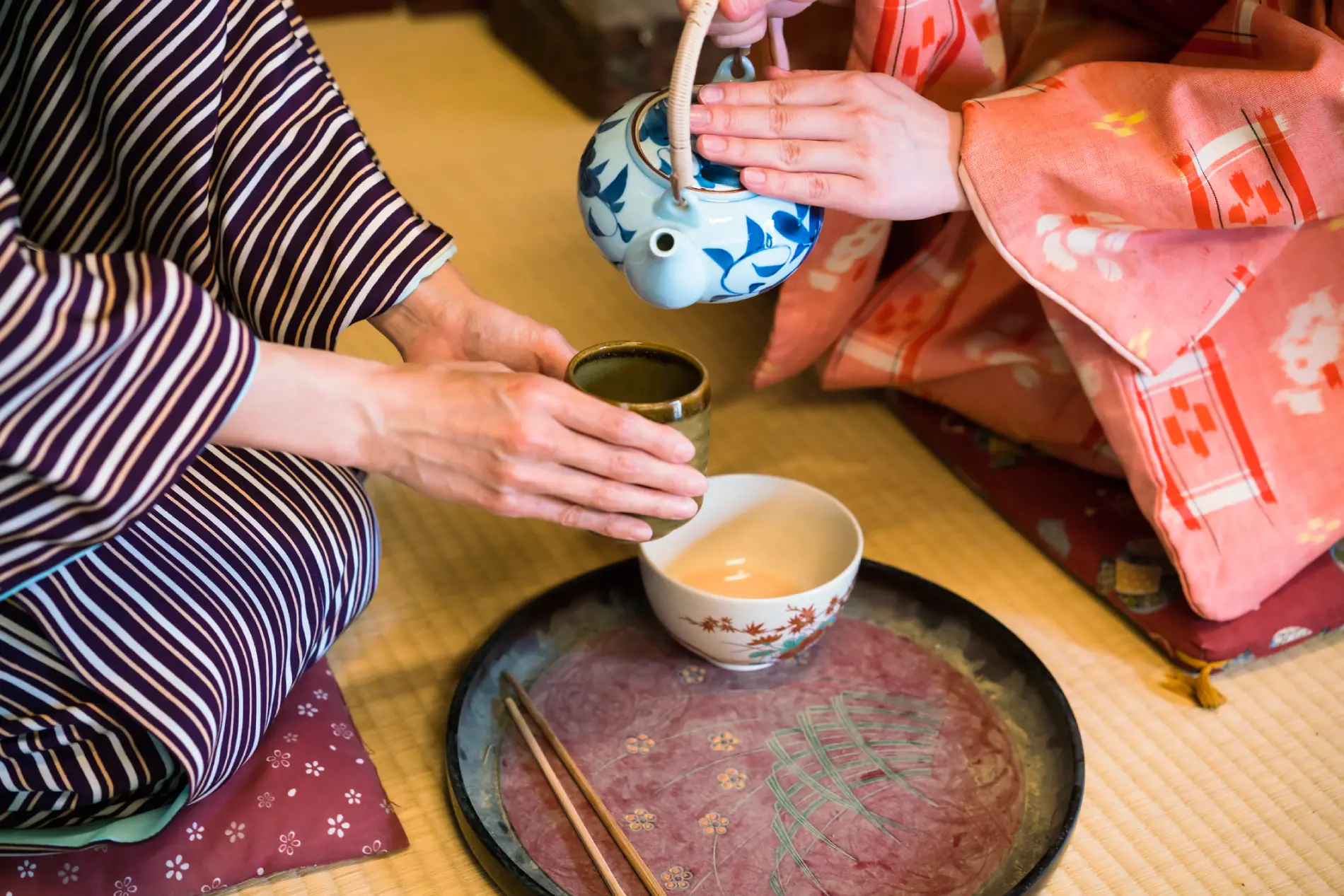 Priprava in postrežba čaja med tradicionalnim japonskim čajnim obredom.