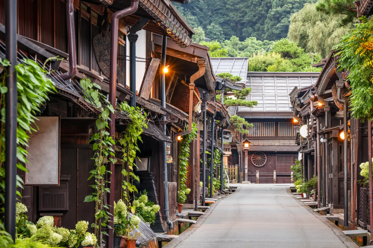 Ozka ulica s tradicionalnimi lesenimi hišami v japonskem mestu Takayama.
