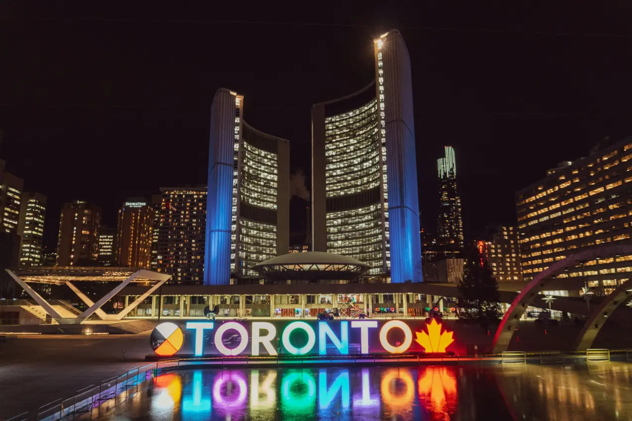 kanada-toronot-pogled-na-mesto-ponoci-unsplash-09-02-2024.webp