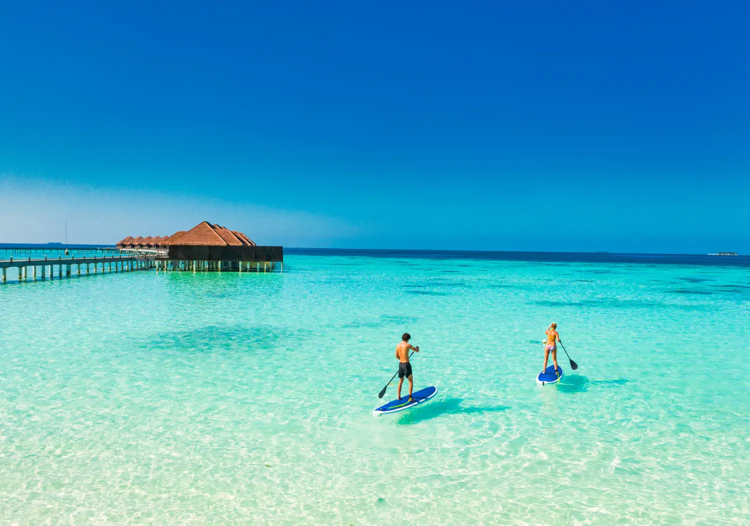 maldivi-aktivne-pocitnice-par-na-paddleboardu-iStock-19-08-2025.webp