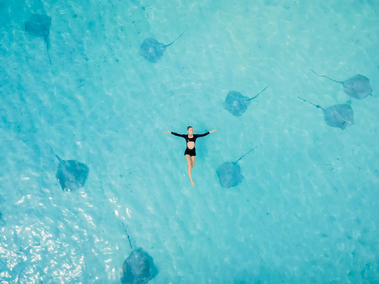 Ženska plava z mantami na Maldivih