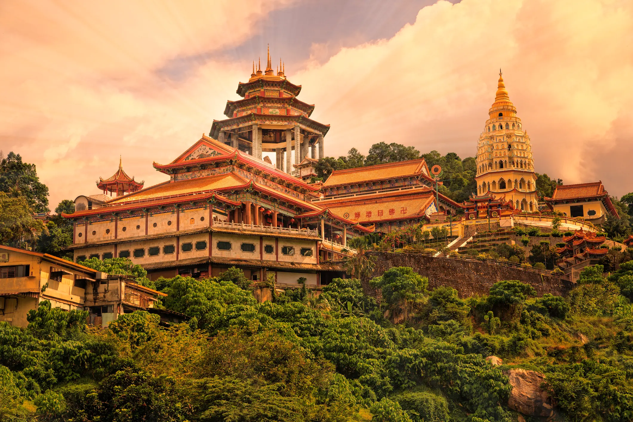 budisticni-tempelj-Kek-Lok-Si-in-Penan-iStock-19-08-2024.webp
