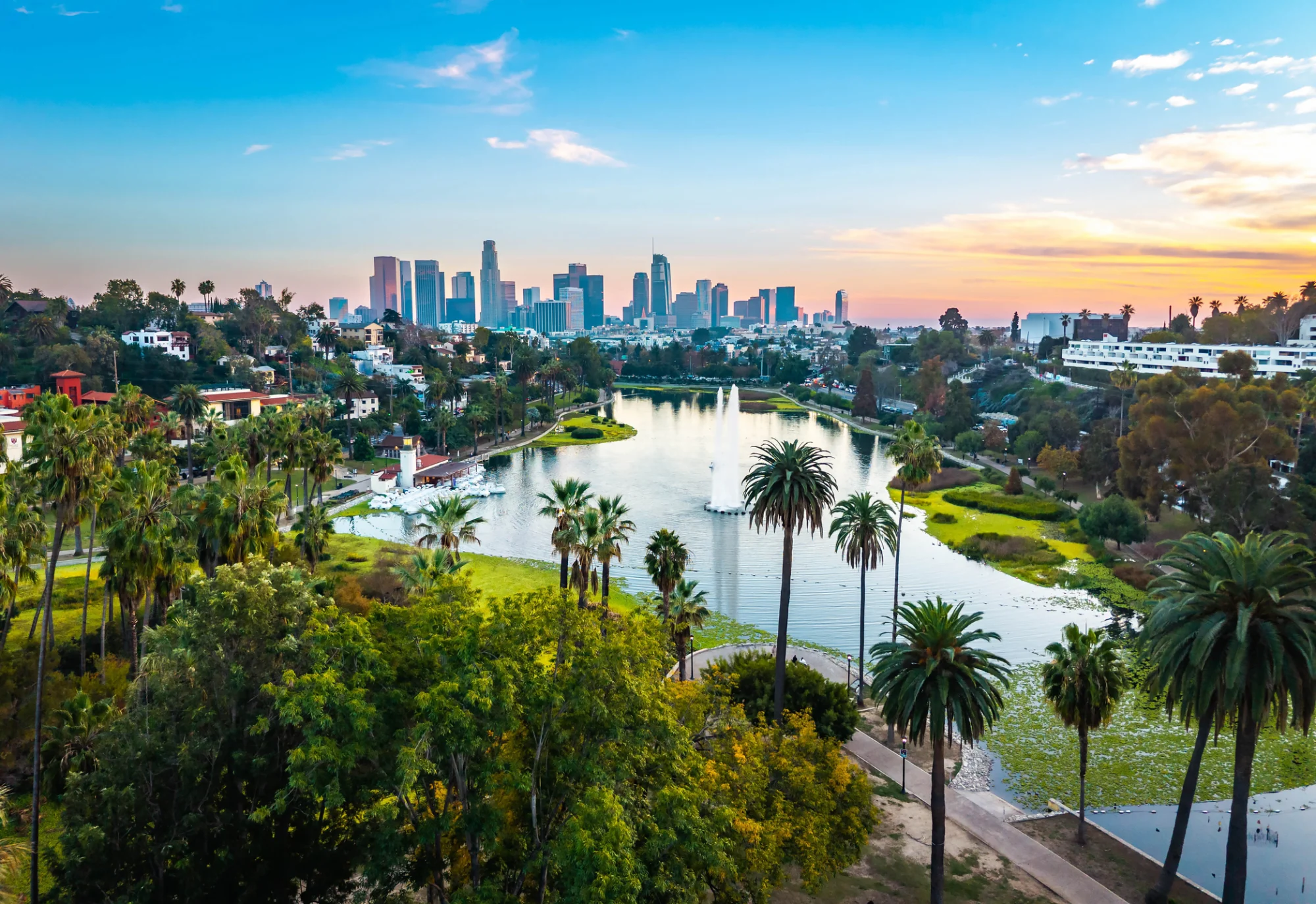 Pogled na Los Angeles z jezerom ter palmami