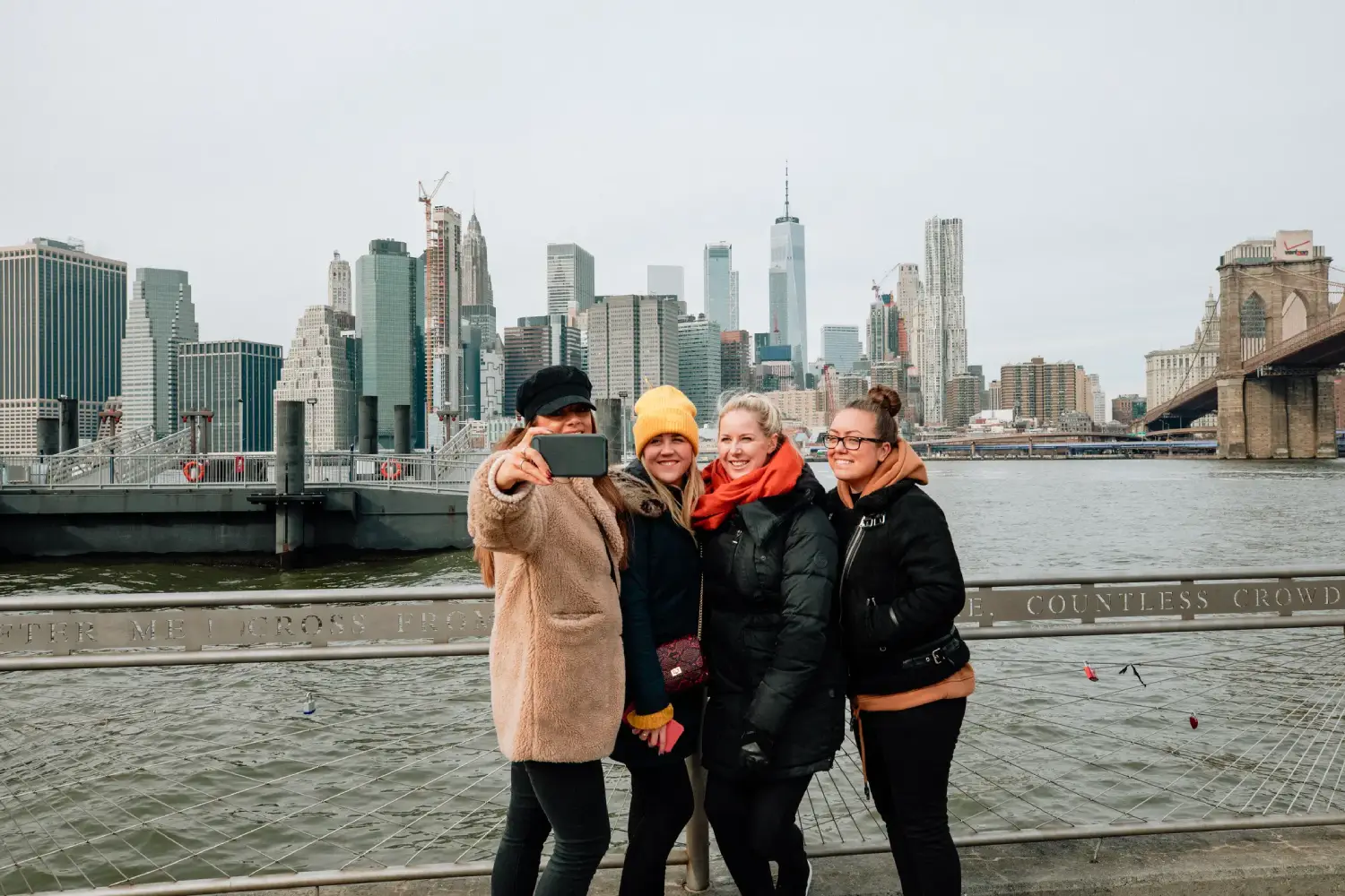 Turistke fotografirajo spomine ob razgledu na Manhattan in Brooklyn Bridge