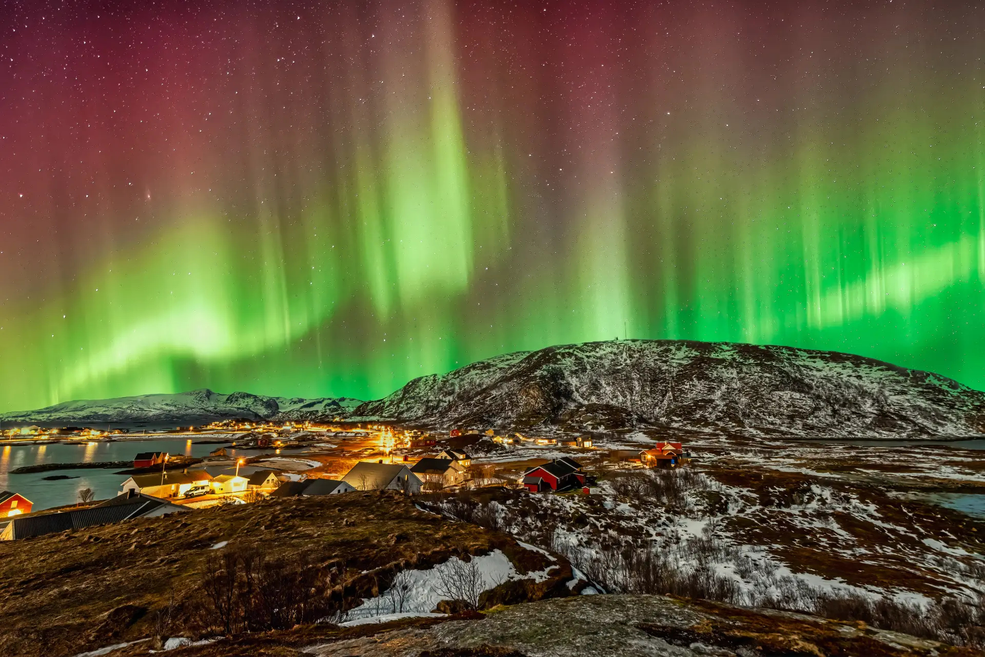 Aurora Borealis oziroma severni sij nad arktično pokrajino severne Evrope.