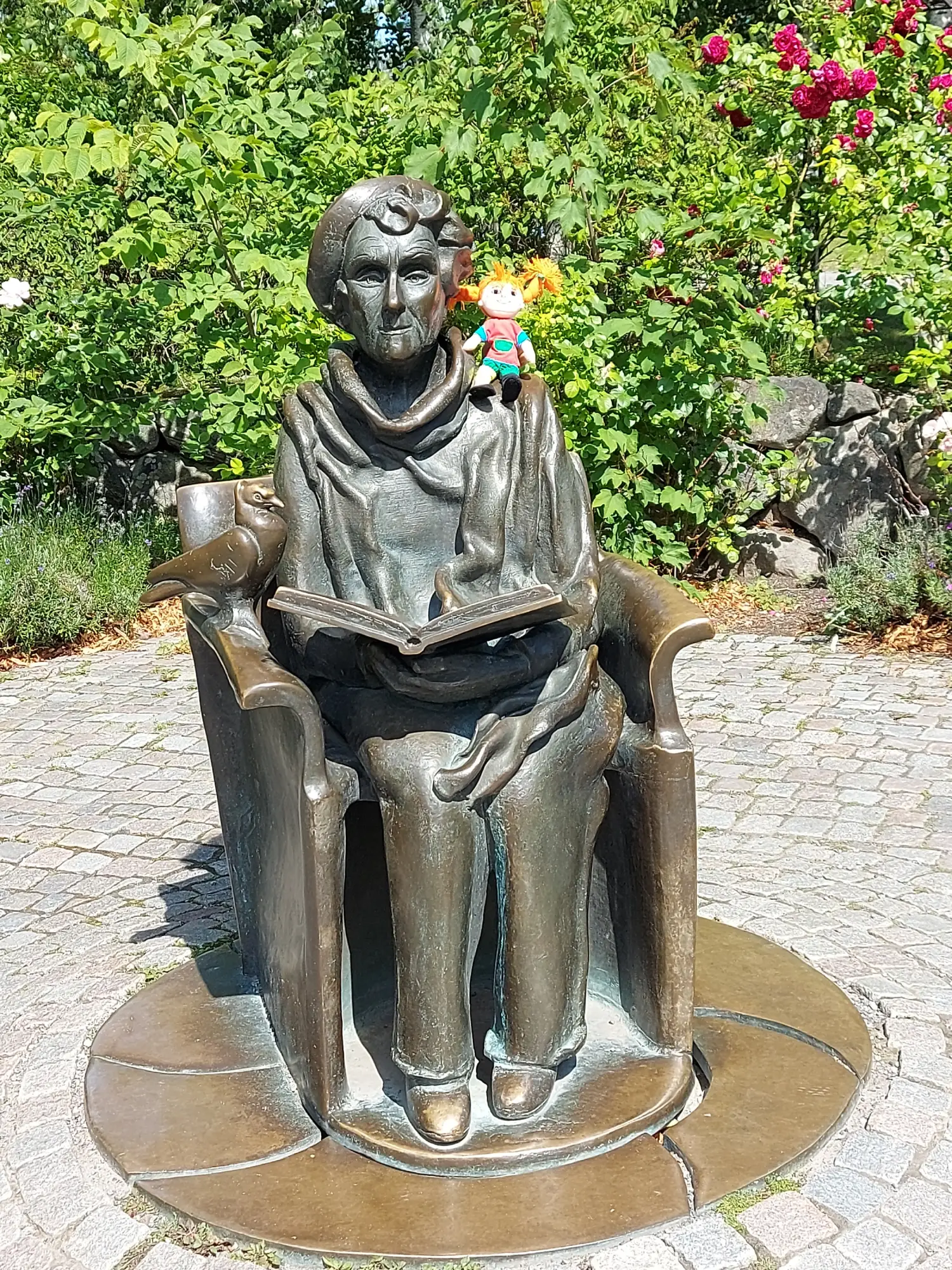 Kip Astrid Lindgren v Stockholmu z lutko Pike Nogavičke – poklon eni najbolj znanih otroških zgodb