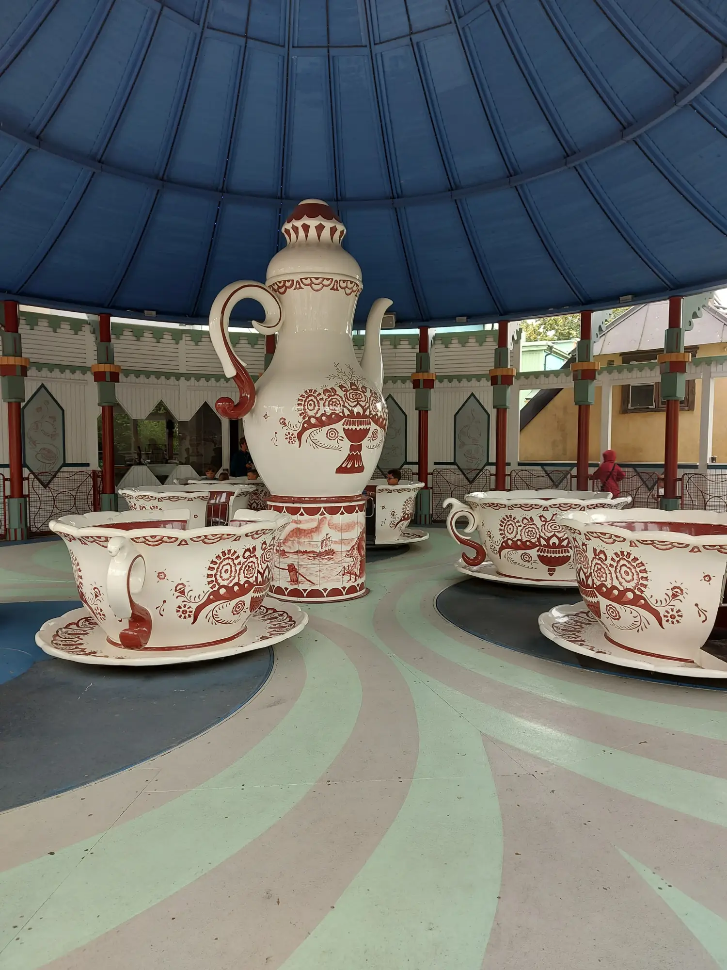 Otroška atrakcija s skodelicami v Junibacknu v Stockholmu – igriva izkušnja za družine