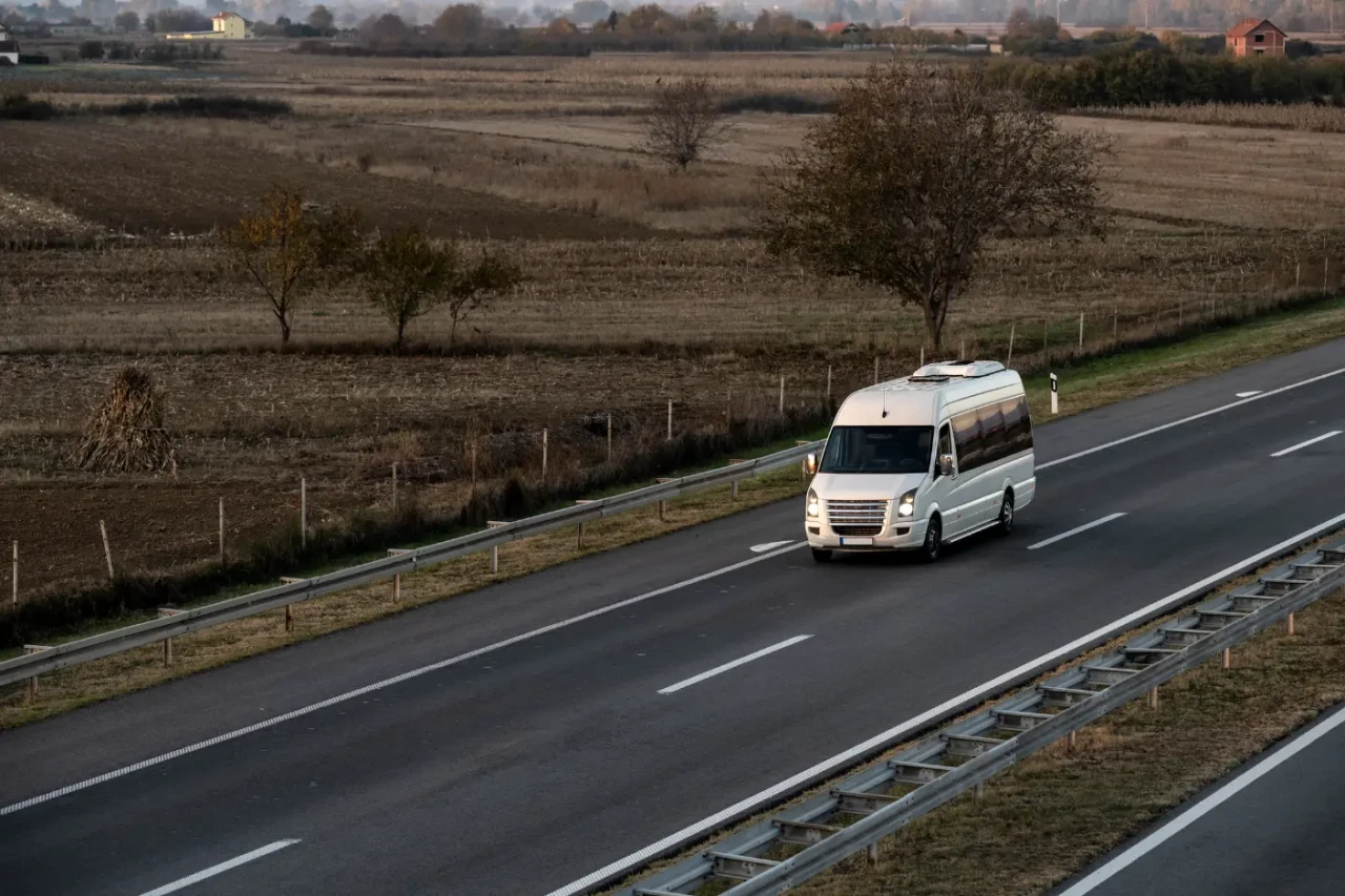 Manjši avtobus na cesti