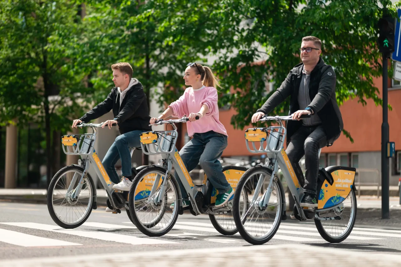 Uporabniki sistema Nomago Bikes med vožnjo po mestu