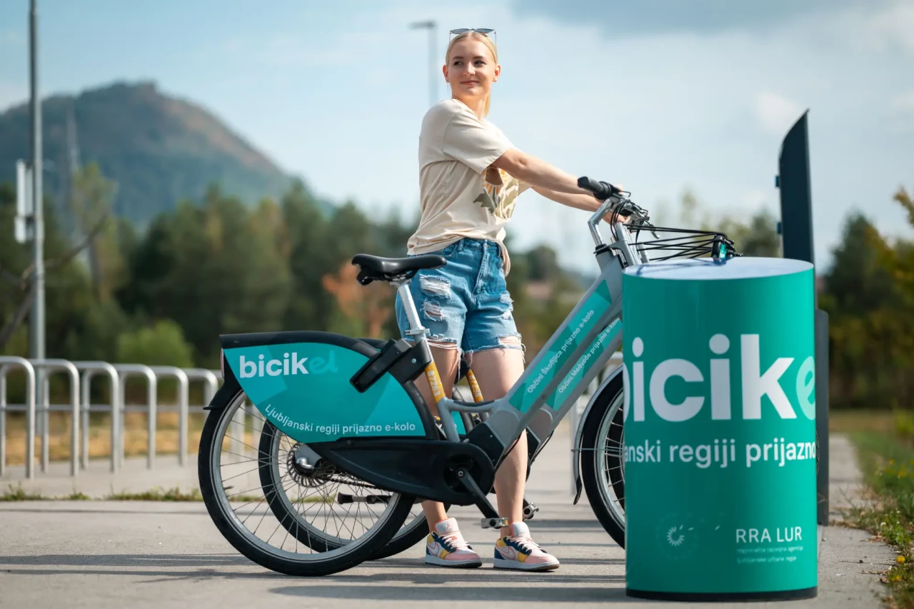 Uporabnica z električnim kolesom Bicikel v Ljubljanski urbani regiji