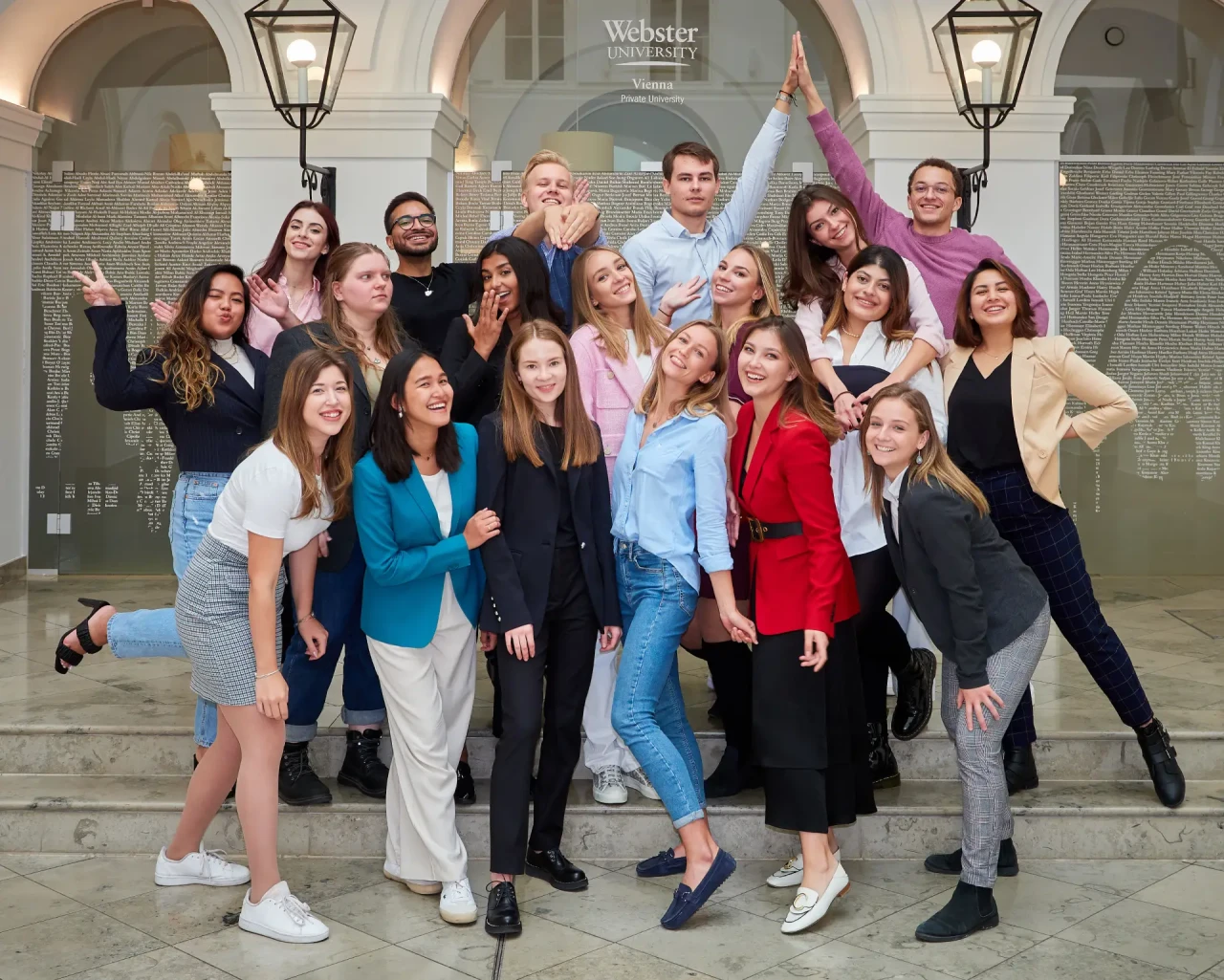 Skupinska slika študentov na Webster university na Dunaju