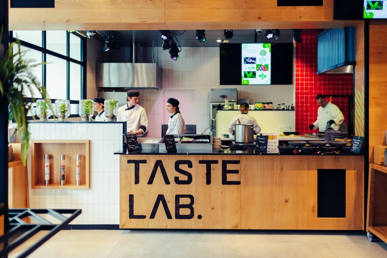 Študenti v kuhinji Taste Lab
