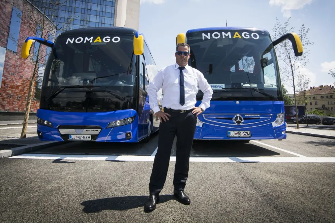 Nomago voznik pred avtobusi
