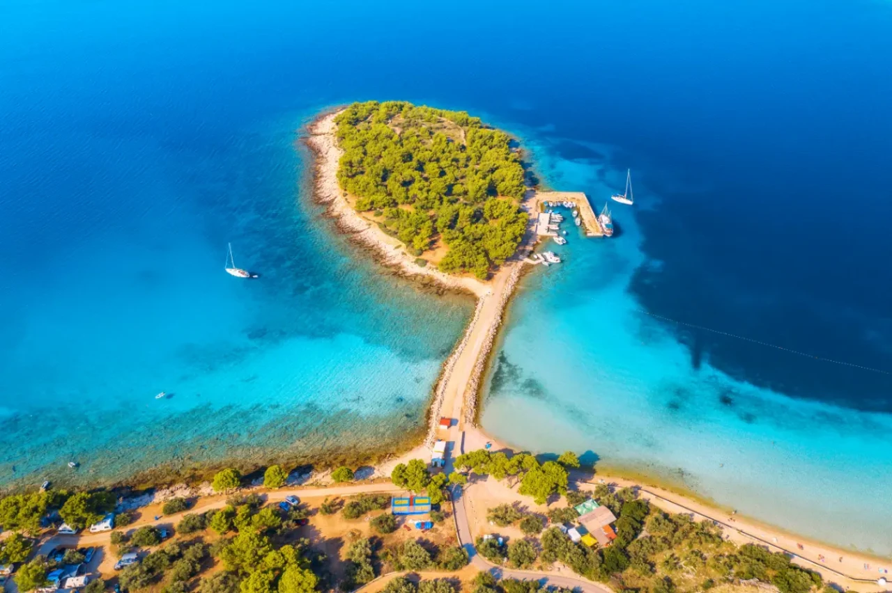Zračni pogled na otok in marino v bližini Camp California v Dalmaciji