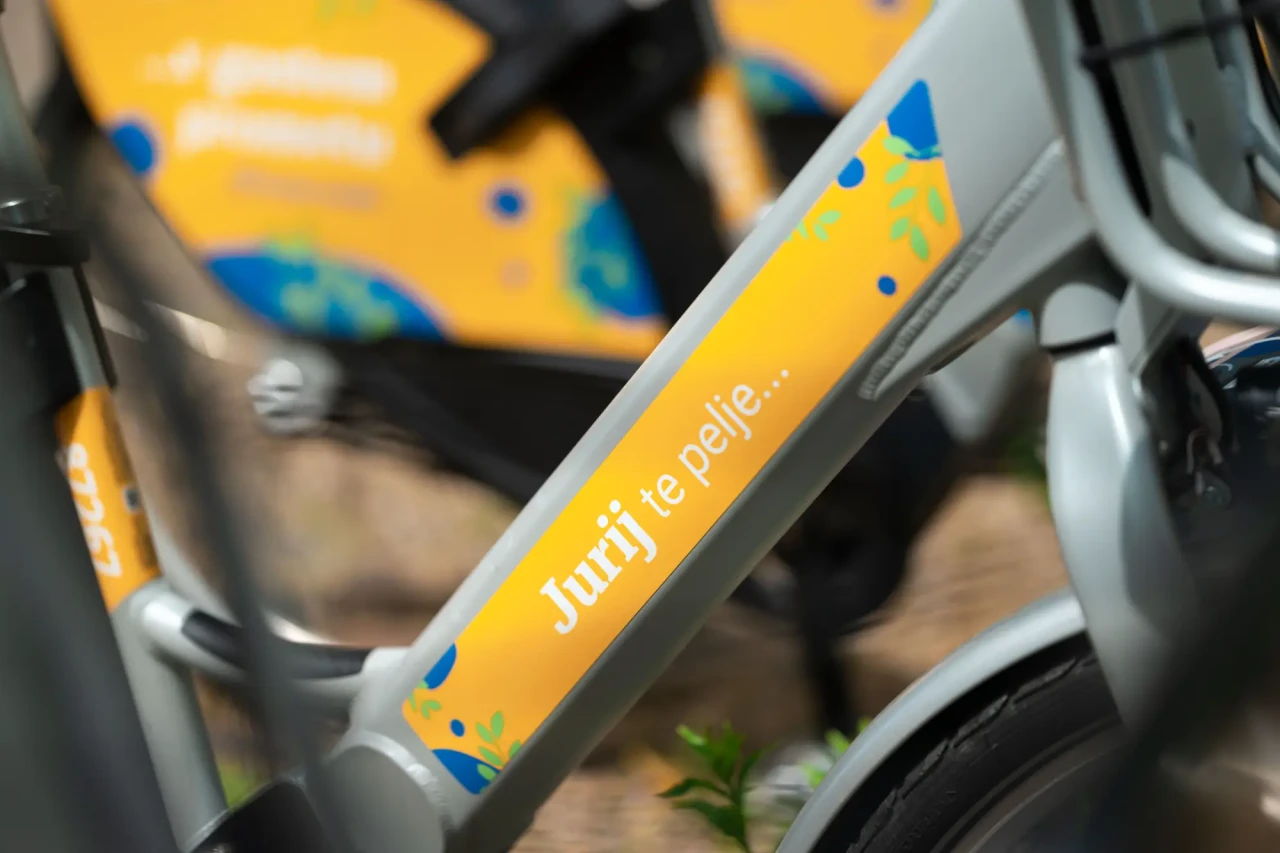 Persönliche Botschaft „Jurij te pelje“ auf einem Fahrrad von Nomago Bikes
