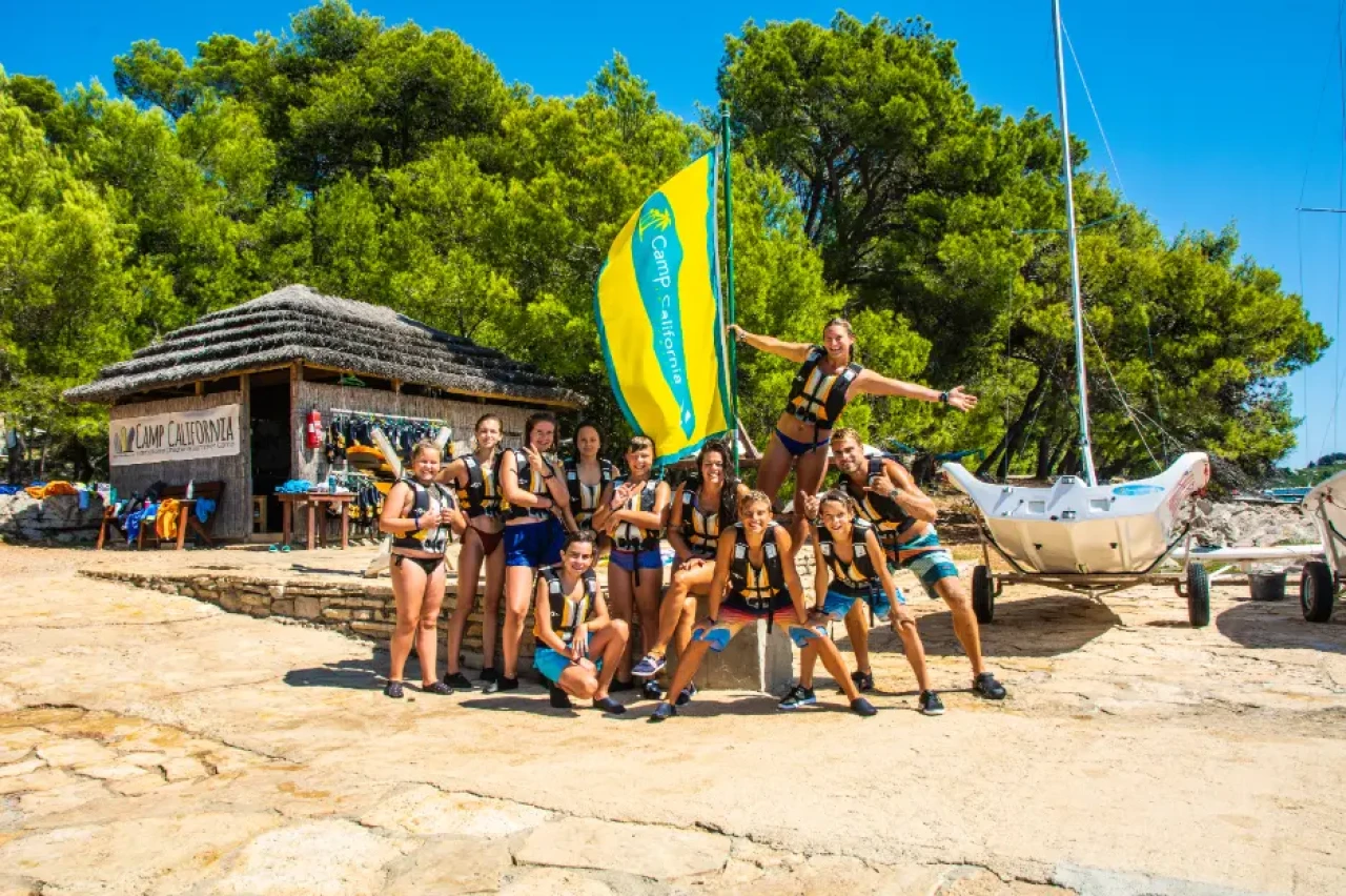 Skupinska fotografija udeležencev na Campu California