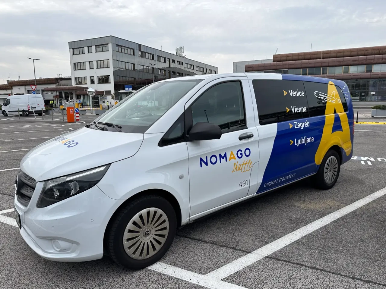 Nomago Shuttle na letališču Brnik