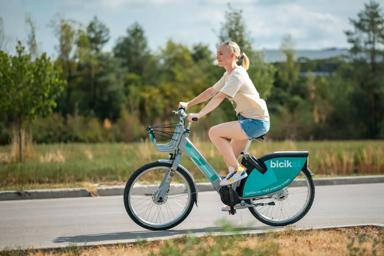 Uporabnica električnega kolesa Bicikel med vožnjo