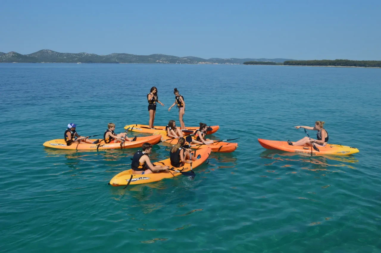 Kajakaštvo na morju kot del poletnega Teen Adventure programa za najstnike