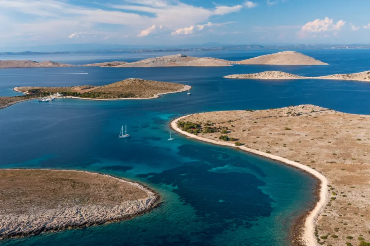Jadrnice v turkiznem morju med dalmatinskimi otoki – jadralna pustolovščina za najstnike