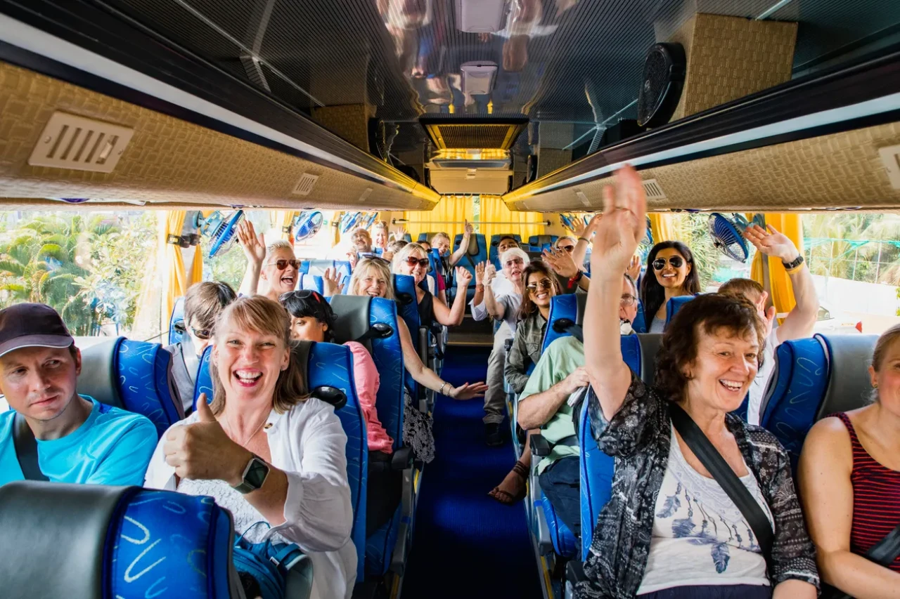 Ljudje uživajo na avtobusu
