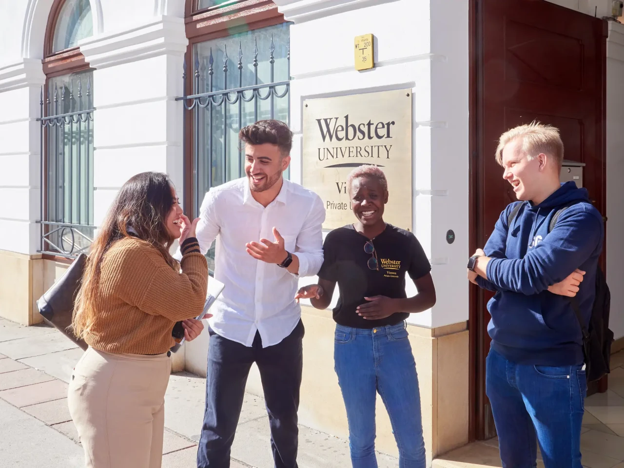 Študentje pred univerzo