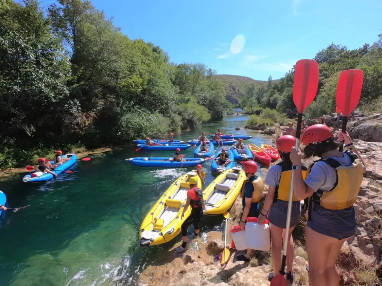 Najstniki na rafting avanturi v okviru Teen Adventure programa v neokrnjeni naravi