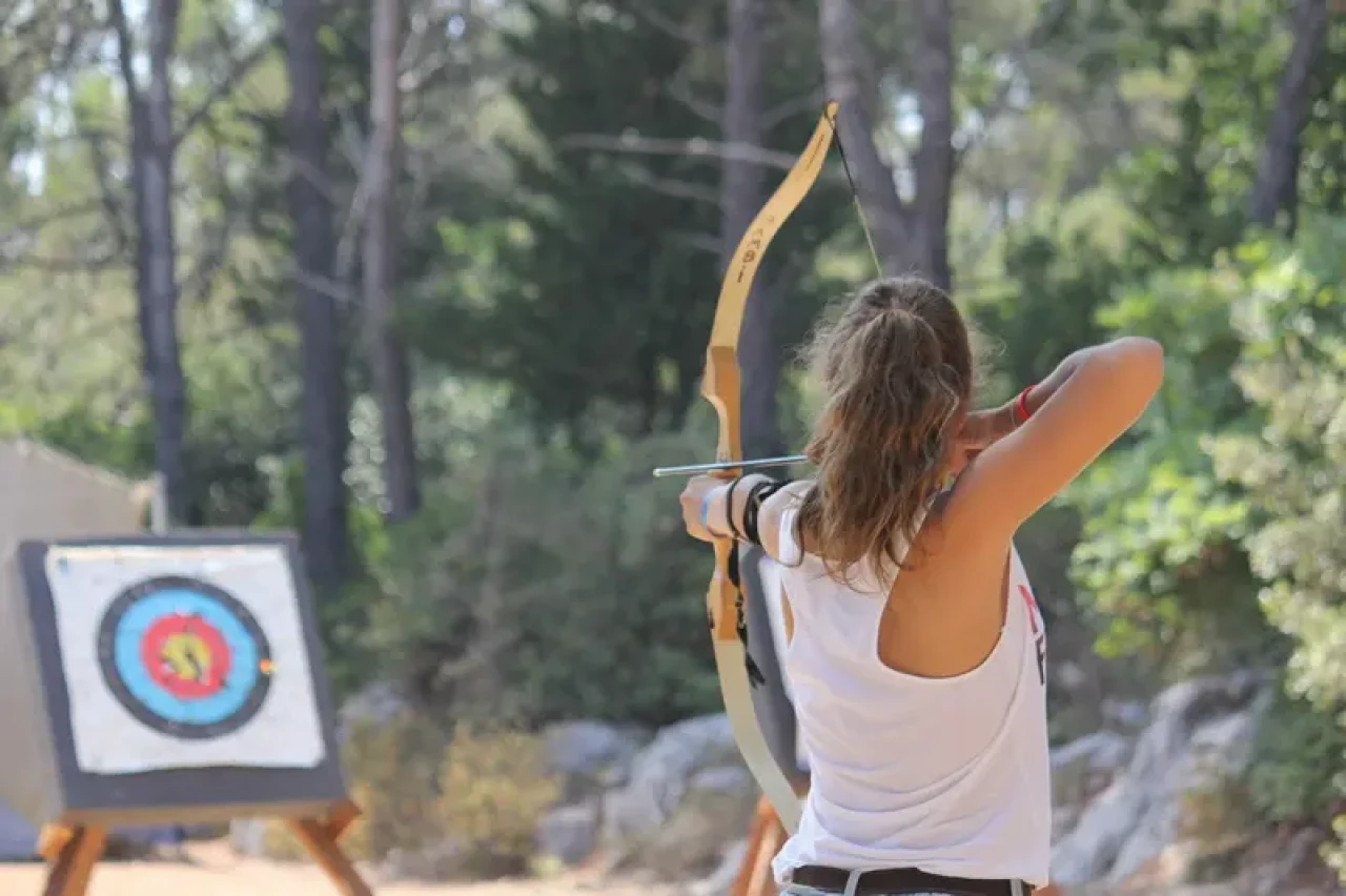 Lokostrelstvo kot del programa Teen Adventure – najstniki vadijo zbranost in natančnost v naravi
