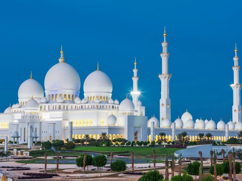 abu-dhabi-sheikh-zayed-mosque-by-night-freepik-26-06-2024.webp