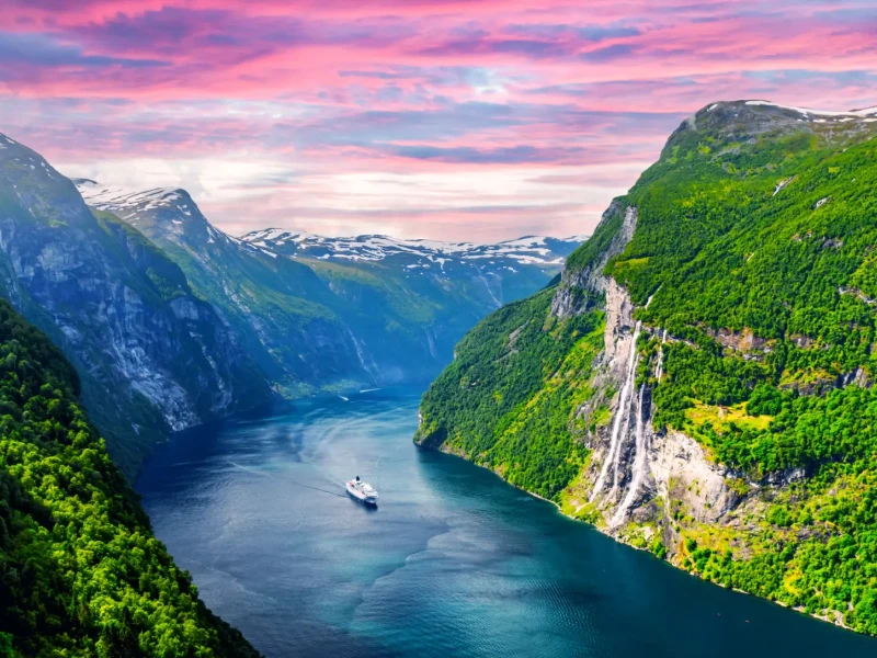geirangerfjord-norveska-panorama-iStock-2172504294.webp