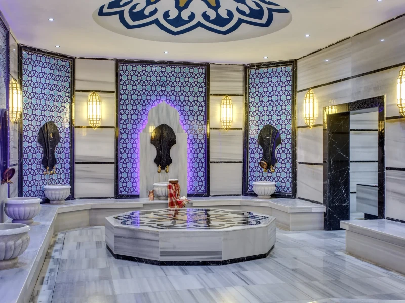 Notranjost tradicionalnega turškega hamama z mozaiki in marmorjem.