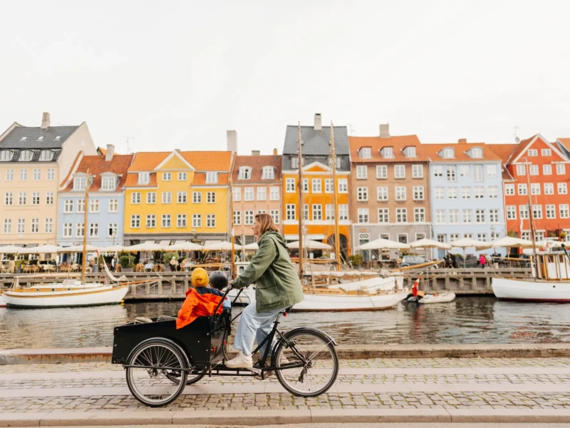 kopenhagen-druzina-cargo-kolo-nyhavn-danska-iStock-1476147466.webp