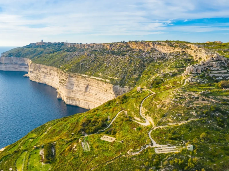 Panoramski pogled na klife Dingli in strmo malteško obalo.
