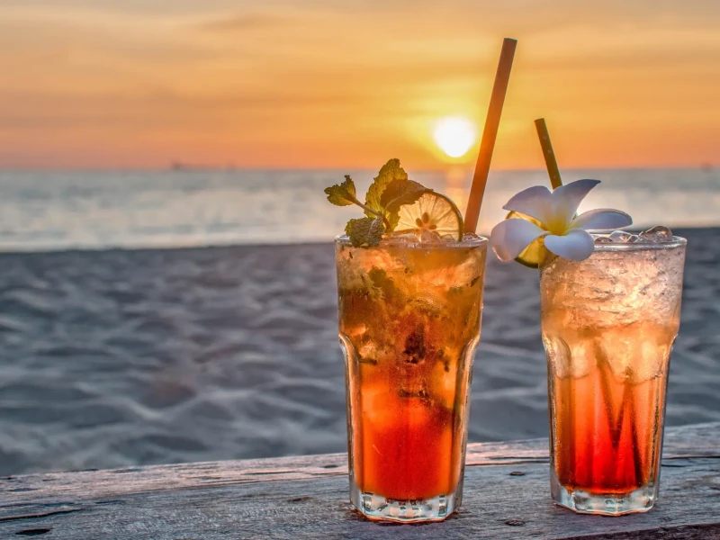 Koktejli na plaži v Cancunu ob sončnem zahodu