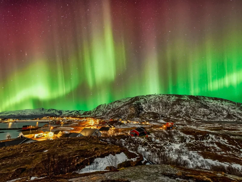 cudovit-pogled-na-severni-sij-nad-ribisko-vasico-tromso-iStock-11-12-2024.webp