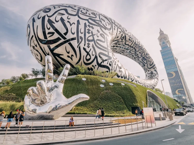 dubai-future-museum-hand-sculpture-freepik-26-06-2024.webp