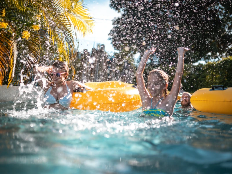 Uživanje družine v vodnem parku na napihljivih obročih