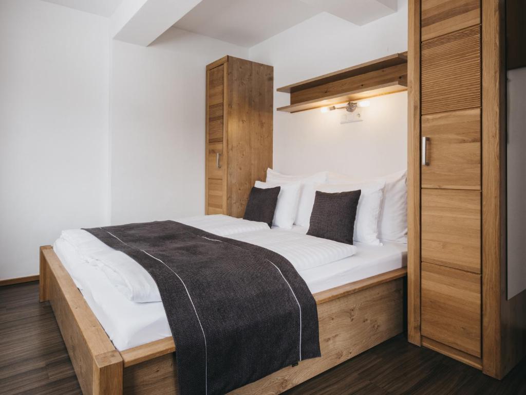 saalbach-residence-kristall-trisobni-spalnica.jpg