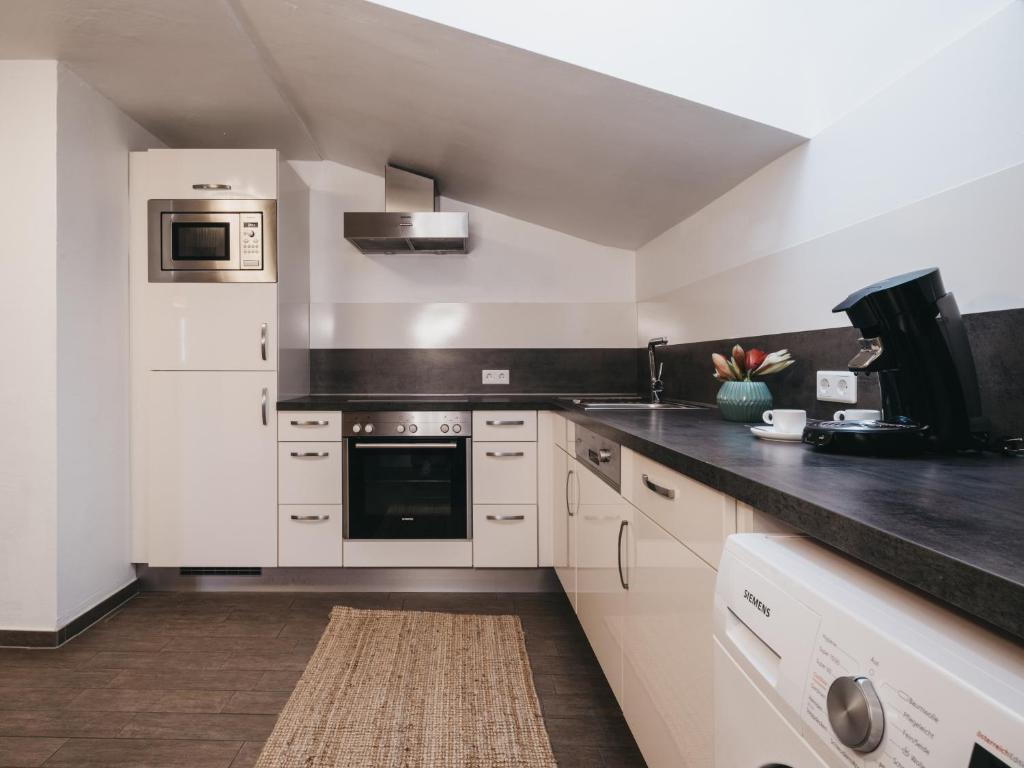 saalbach-residence-kristall-trisobni-spalnica-kuhinja-2.jpg