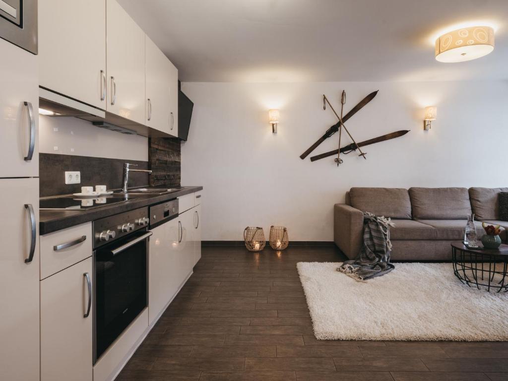 saalbach-residence-kristall-trisobni-spalnica-kuhinja.jpg