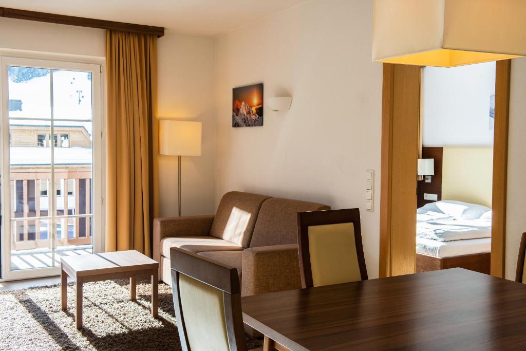 apartmaji-residence-dvosobni-saalbach-dnevna-soba.jpg