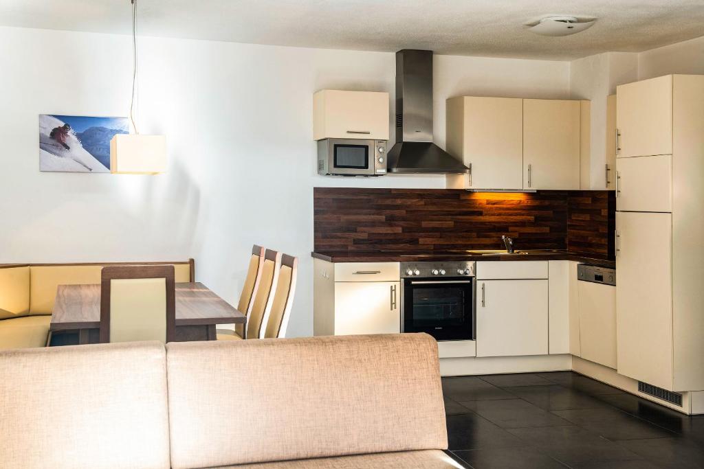 apartmaji-residence-saalbach-strisibni-apartma-jedilnica-dnevna.jpg