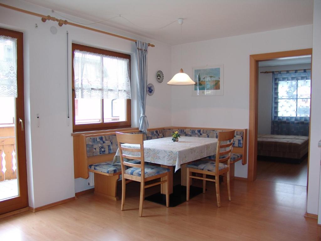 apartmaji-gandler-trisobni-tip-c-jedilni-kot.jpg
