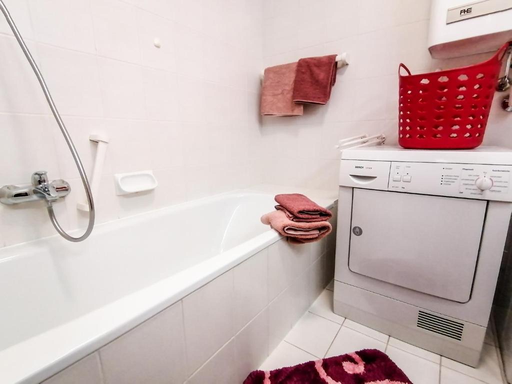 apartmaji-am-romerbad-tip-b-kopalnica.jpg