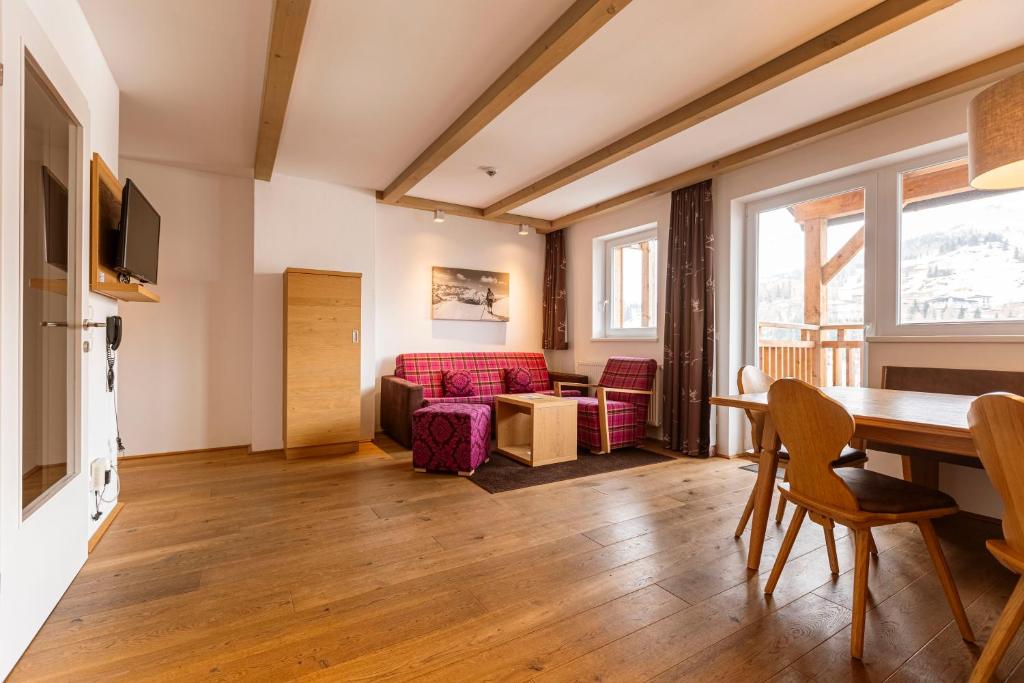 almresort-gartnerkofel-family-chalet-6-oseb-dnevna-soba.jpg
